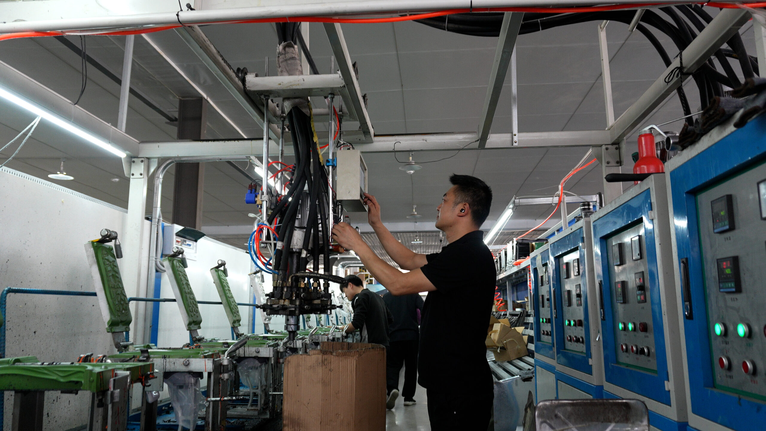 no.xcb microfiber leather+mesh upper protection fashion safety shoes with steel toecap and kevlar midsole safety shoes eu size 36 46